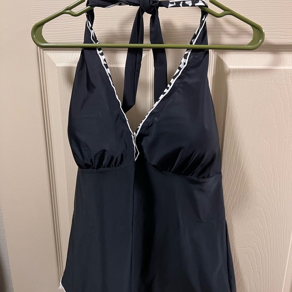 *** SOLD *** 
Beautiful 2-Piece Black & White Plus Size Swimsuit - Picture 2 of 5